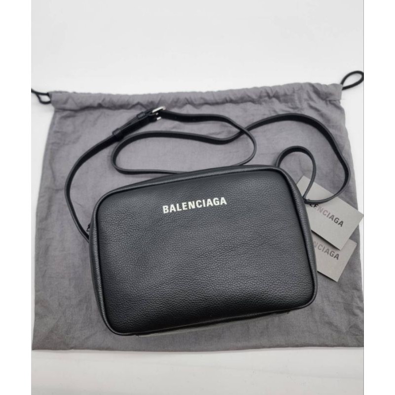 กระเป๋าสะพาย ทรงกล่องสีดำ หนังทั้งใบNew Balenciaga Everyday Medium Camera Bag in blackgrained calfs