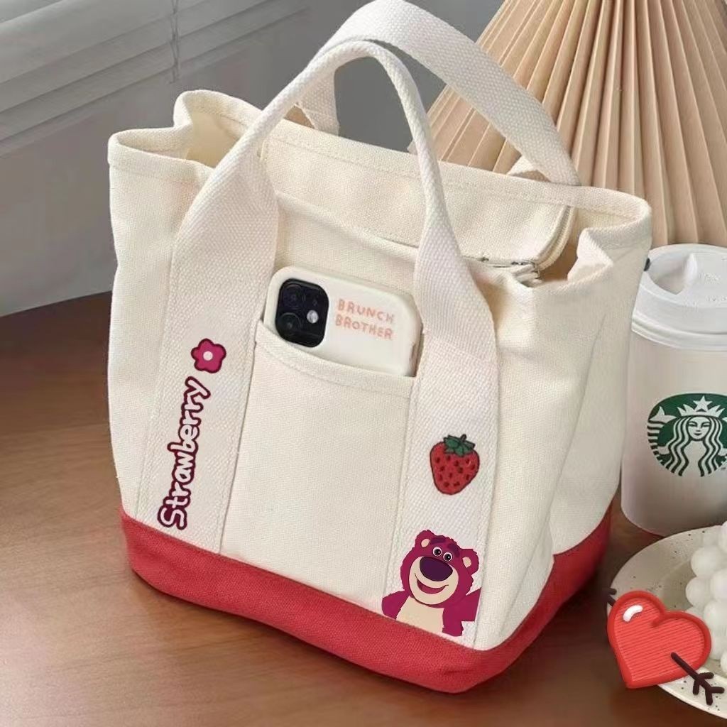 ♞,♘ใหม่ กระเป๋าผ้าแคนวาส Strawberry Bear สำหรับนักเรียนหญิง พกพาไปทำงานและเดินทาง กระเป๋าถือใบเล็ก