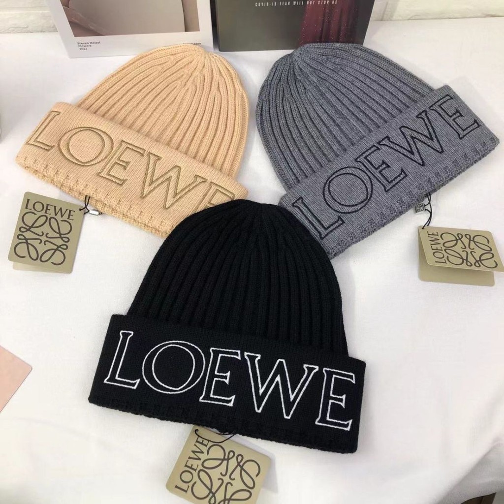 Loewe 2024 Yang Mi สไตล ์ เดียวกันหมวกถักตัวอักษรเย ็ บปักถักร ้ อยใหม ่ อเนกประสงค ์ สไตล ์ เกาหลีเสื ้ อสวมหัวหมวกขนสัตว ์ อบอุ ่ น