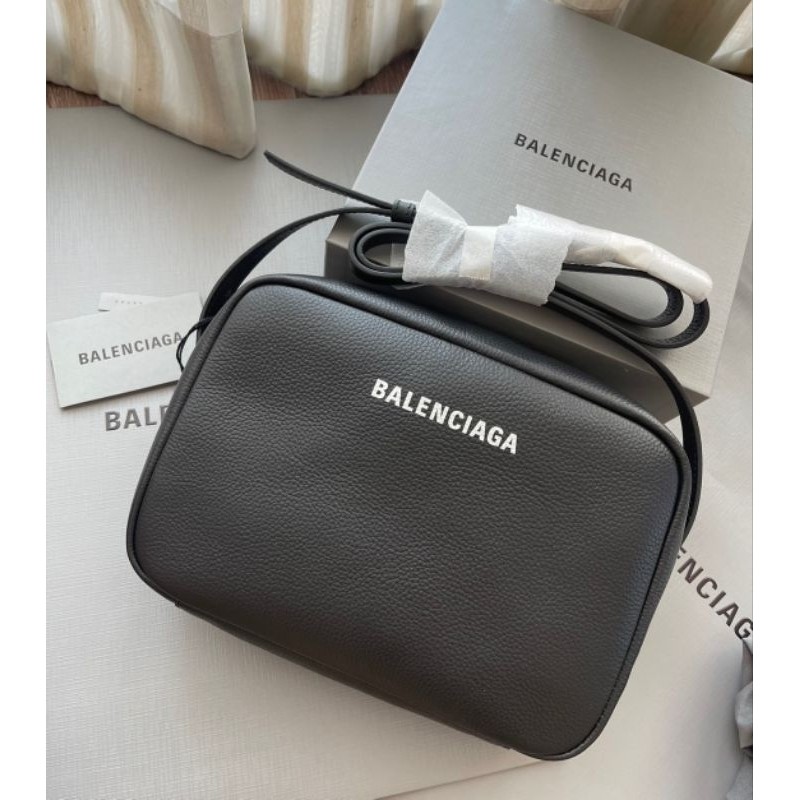  กระเป๋าสะพายชาย/หญิง สีดำ คลาสสิค หนังสวยมากNew Balenciaga Calfskin camera crossboday bag ใช้ได้ U