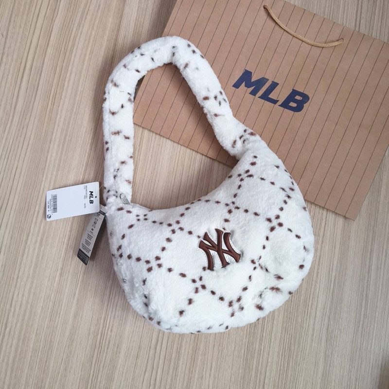 ♞,♘,♙,,พร้อมส่ง MLB Diamond Monogram Fur Hobo Bag กระเป๋าสะพายข้างขนเฟอร์