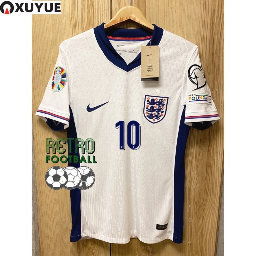 Xuyue เสื้อฟุตบอลทีมชาติ อังกฤษ Home เหย้า ยูโร2024 [ PLAYER ] เกรดนักเตะ สีขาว พร้อมชื่อเบอร์นักเตะในทีมครบทุกคน ตรงต้นฉบับ