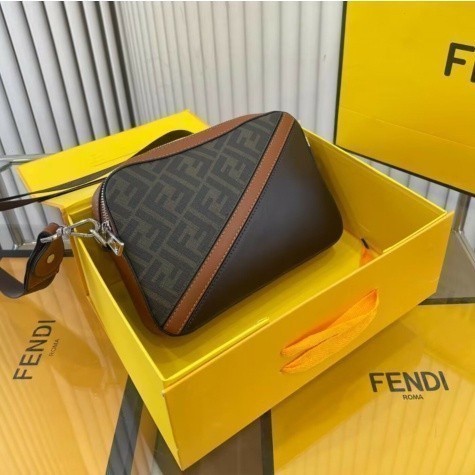 [กล่องของขวัญ] กระเป๋าผู้ชายบูติก Fendi Retro F-F กระเป๋ากล้องหนังพีวีซีทนทานต่อการสึกหรอกระเป๋า