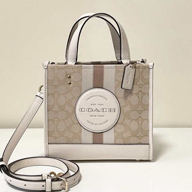 พร้อมส่ง แท้% Coach Dempsey Tote 22 In Signature Jacquard With Stripe And Coach Patch