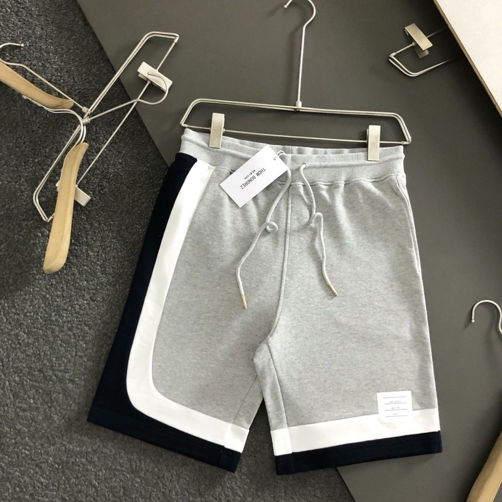 โรงงานขายส่ง THOM BROWNE Clearance แบรนด์อินเทรนด์ TB ลายอเมริกันสีทอสี่บาร์กางเกงขาสั้นผ้าฝ้ายผู้ชายและ Wome