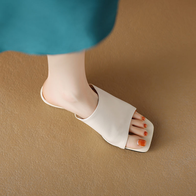 หนังนุ่มภาษาฝรั่งเศสคํา Minimalist สไตล์ Classy Square Toe เปิดนิ้วเท้ารองเท้าแตะผู้หญิงฤดูร้อนสวมใส่ด้านนอก 4.5 ซม.Wedge Heel แฟชั่น All-Match รองเท้าแตะ