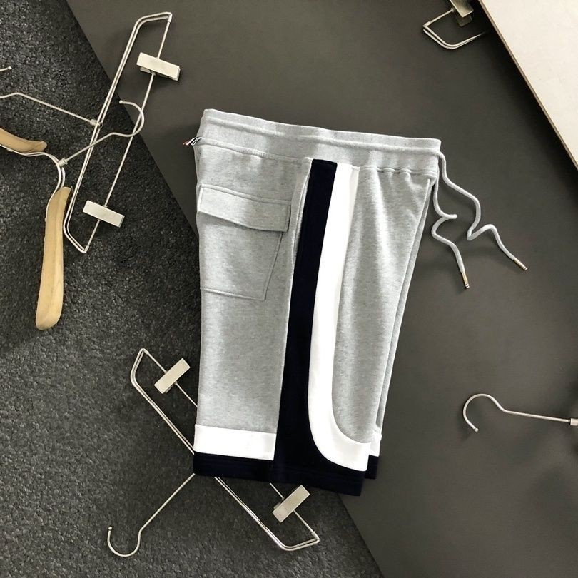 โรงงานขายส่ง THOM BROWNE Clearance แบรนด์อินเทรนด์ TB ลายอเมริกันสีทอสี่บาร์กางเกงขาสั้นผ้าฝ้ายผู้ชายและ Wome