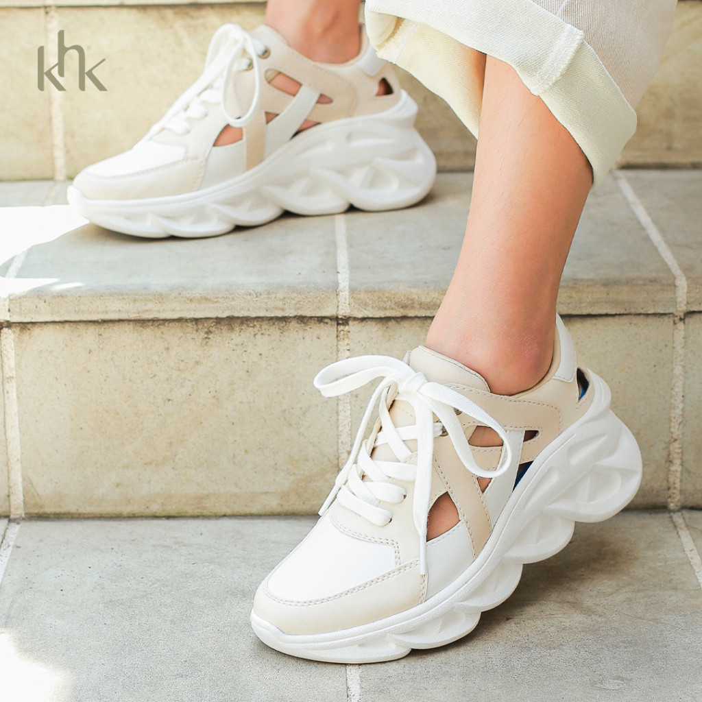 ในสต็อก Khk by Khakikakikaku Vensha รองเท้าผ้าใบสีขาวครีม