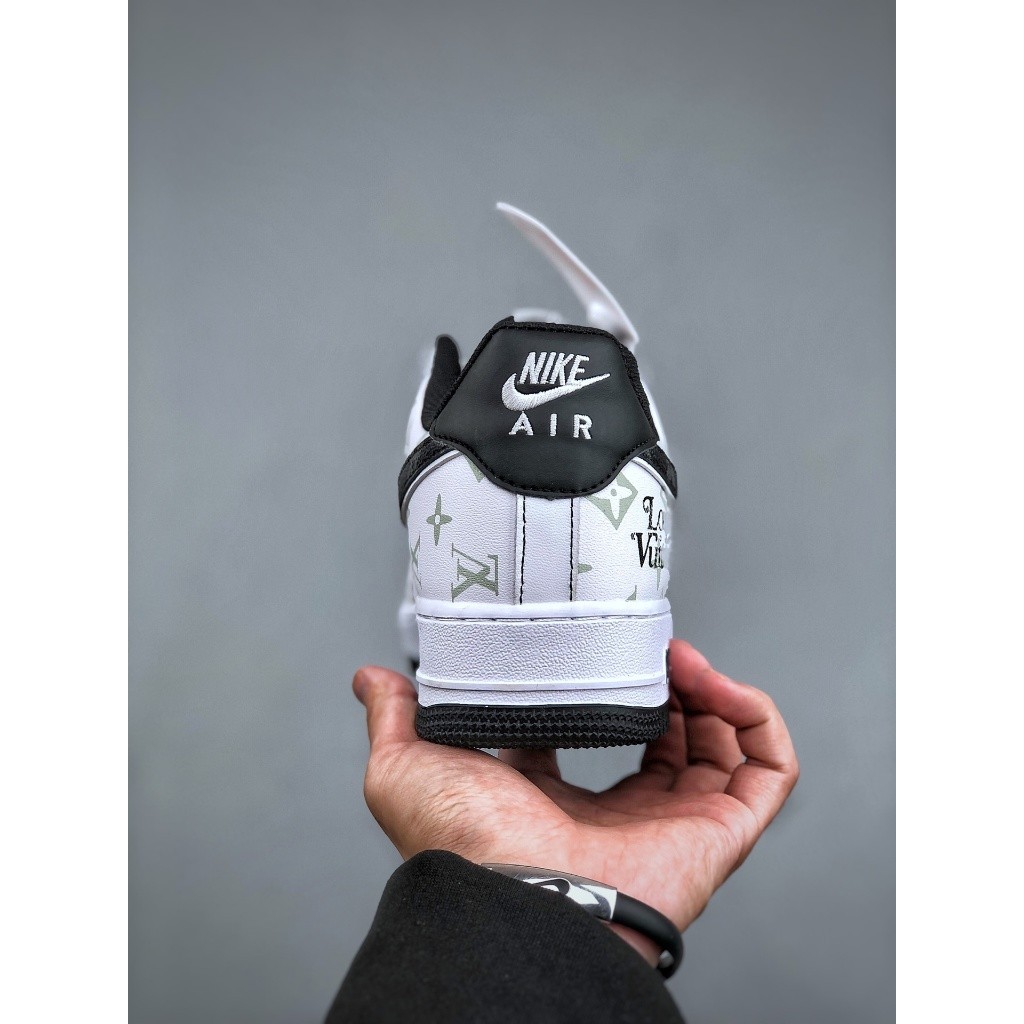 ♞Louis Vuitton x Nike Air Force 1 07 "White &amp; Black" Low Cut Casual ผ้าใบ Boat Shoes สำหรับผู้ชายแล