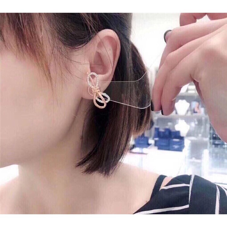 



 ♞สินค้าพร้อมส่งในไทยของแท้100% Swarovski ของแท้ ต่างหูSwarovski Swarovskiต่างหู ต่างหูผู้หญิง