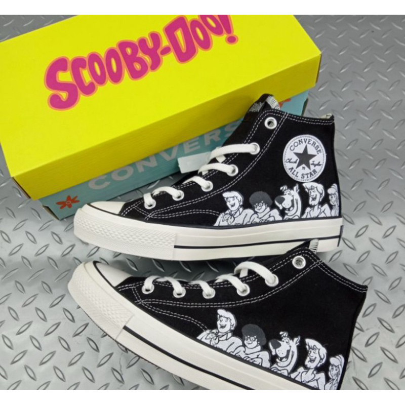 



 ♞,♘,♙ᙏ̤̫ * ~ พร้อมส่ง ︎ Converse x Scooby Doo Chuck Taylor All Star 70 Hi