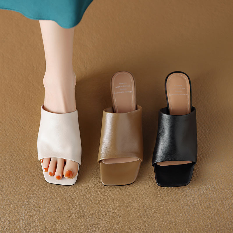 หนังนุ่มภาษาฝรั่งเศสคํา Minimalist สไตล์ Classy Square Toe เปิดนิ้วเท้ารองเท้าแตะผู้หญิงฤดูร้อนสวมใส่ด้านนอก 4.5 ซม.Wedge Heel แฟชั่น All-Match รองเท้าแตะ
