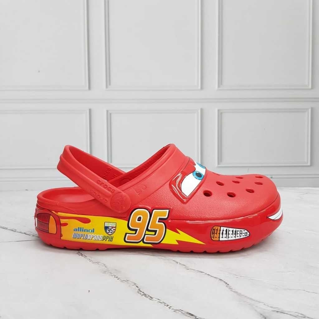 Crocs CARS MCQUEEN CARS รองเท้าแตะลําลอง มีไฟ LED รูปกบ สําหรับเด็กผู้ชาย CROCS CARS MCQUEEN LED CR