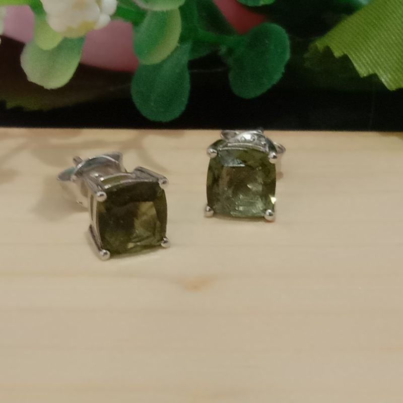 Moldavite ต่างหู 6 มม.