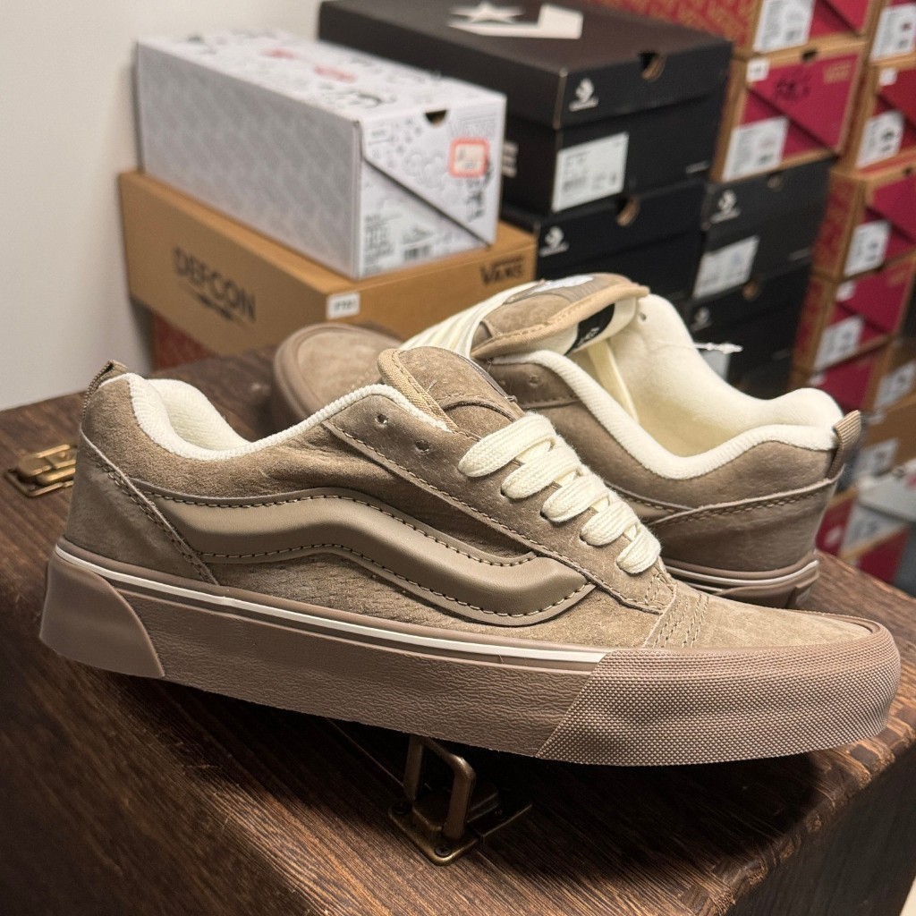 



 ♞,♘Vans KNU-skool รองเท้าแตะลําลอง หนังกลับ สีน้ําตาลกาแฟ