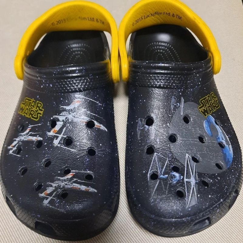 



 ♞,♘รองเท้ามือสองของแท้ Crocs Classic - Star Wars size 36