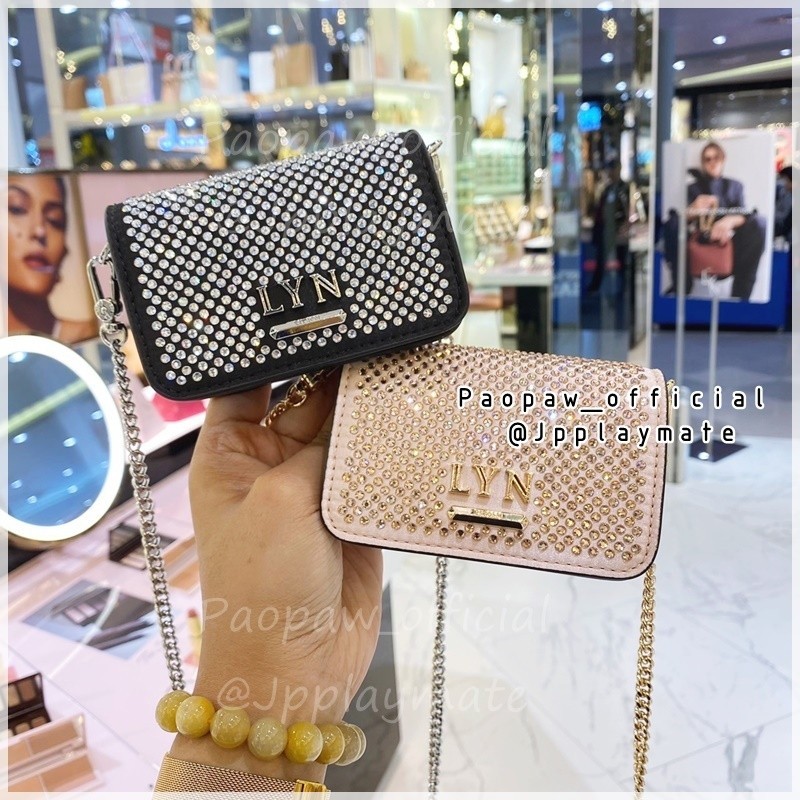 กระเป๋าสะพายข้าง LYN รุ่นGlitzy Wallet On Chain  : LL23WWF017 แท้จากชอป