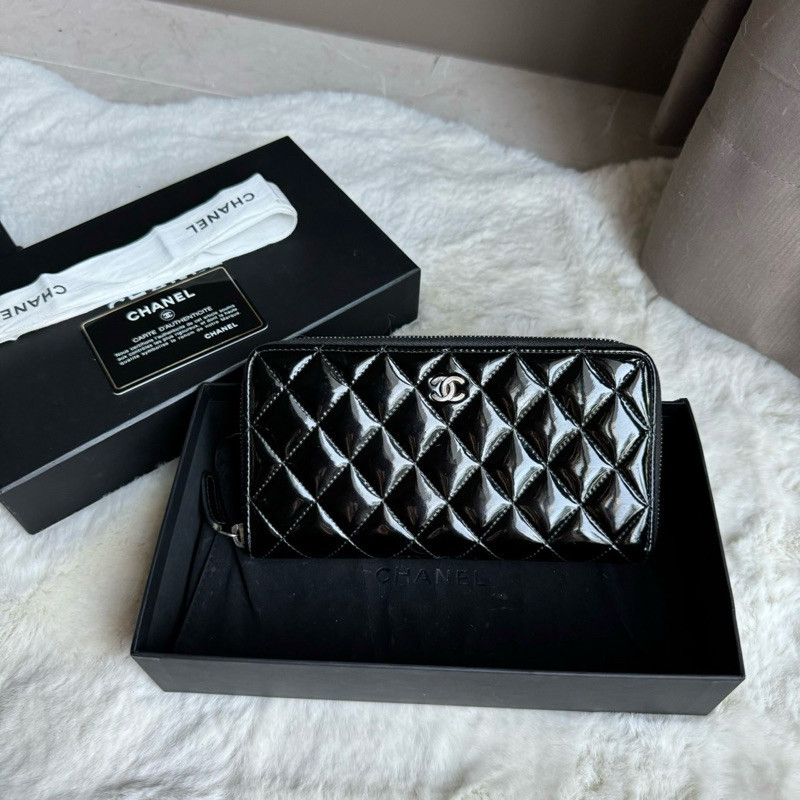 ♞,♘,♙Very good con️ Chanel patent zippy long wallet  holo20 สีดำ หนังแก้ว สภาพดีค่า รอยใช้งานมาทั่ว
