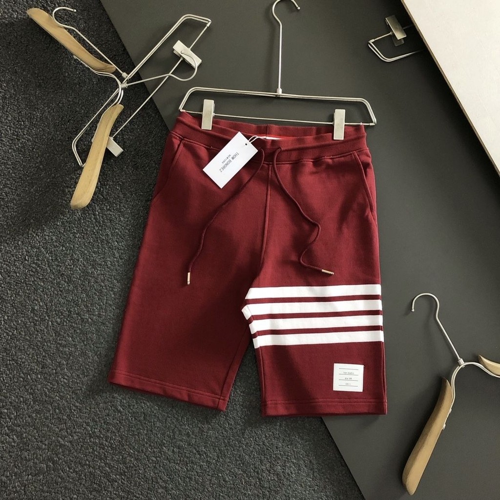 โรงงานขายส่ง THOM BROWNE Clearance แบรนด์อินเทรนด์ TB ลายอเมริกันสีทอสี่บาร์กางเกงขาสั้นผ้าฝ้ายผู้ชายและ Wome