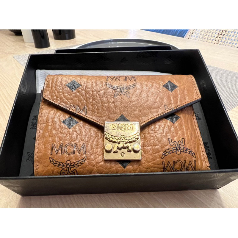 ♞,♘กระเป๋าตัง mcm แท้ มือสอง ของแท้  Mcm Patricia Three-Fold Wallet in Visetos