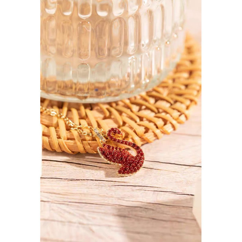 



 ♞



 ,พร้อมส่งทีไทย Swarovski ของแท้100%ICONIC SWAN Red Swan สร้อยคอสองด้าน ของขวัญแฟน