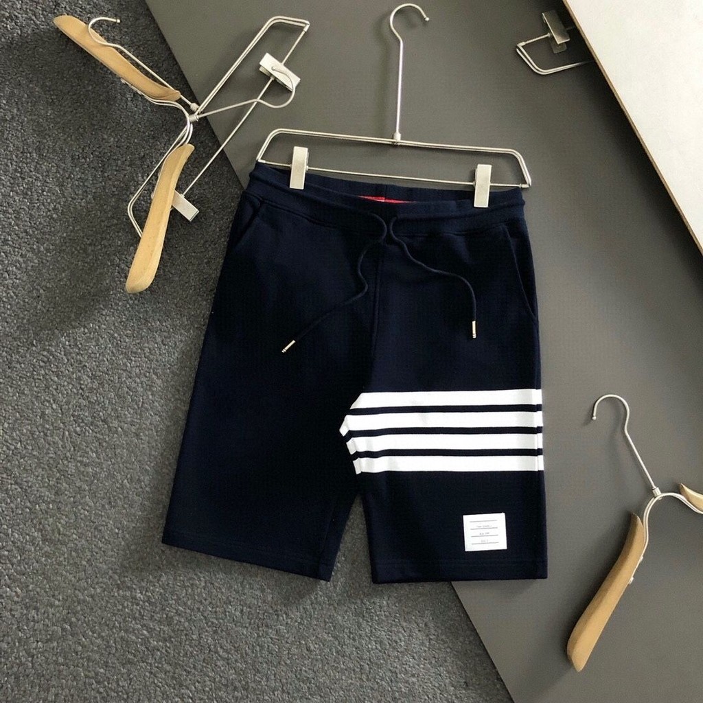 โรงงานขายส่ง THOM BROWNE Clearance แบรนด์อินเทรนด์ TB ลายอเมริกันสีทอสี่บาร์กางเกงขาสั้นผ้าฝ้ายผู้ชายและ Wome