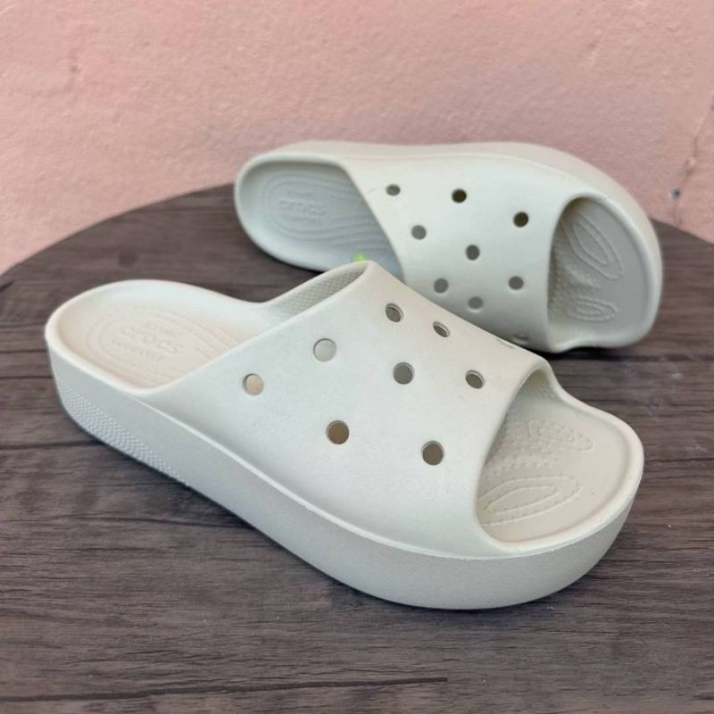 



 ♞รองเท้าแตะผู้หญิง Crocs Classic Platform Slide Bone ส่งฟรี