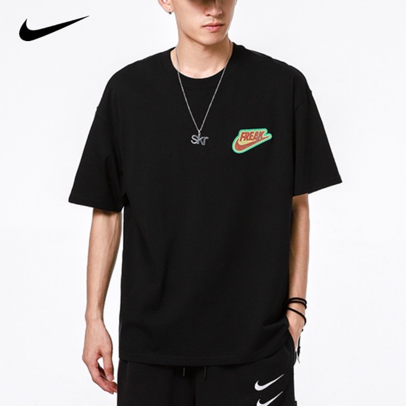 Nike ของแท้ 100% เสื้อยืดแขนสั้น ระบายอากาศ พิมพ์ลายโลโก้ตัวอักษร FREAK สําหรับผู้ชาย 2023 DJ1563