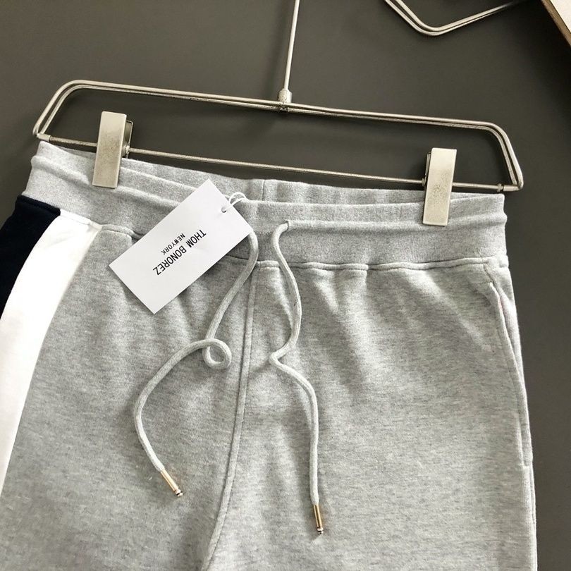 โรงงานขายส่ง THOM BROWNE Clearance แบรนด์อินเทรนด์ TB ลายอเมริกันสีทอสี่บาร์กางเกงขาสั้นผ้าฝ้ายผู้ชายและ Wome