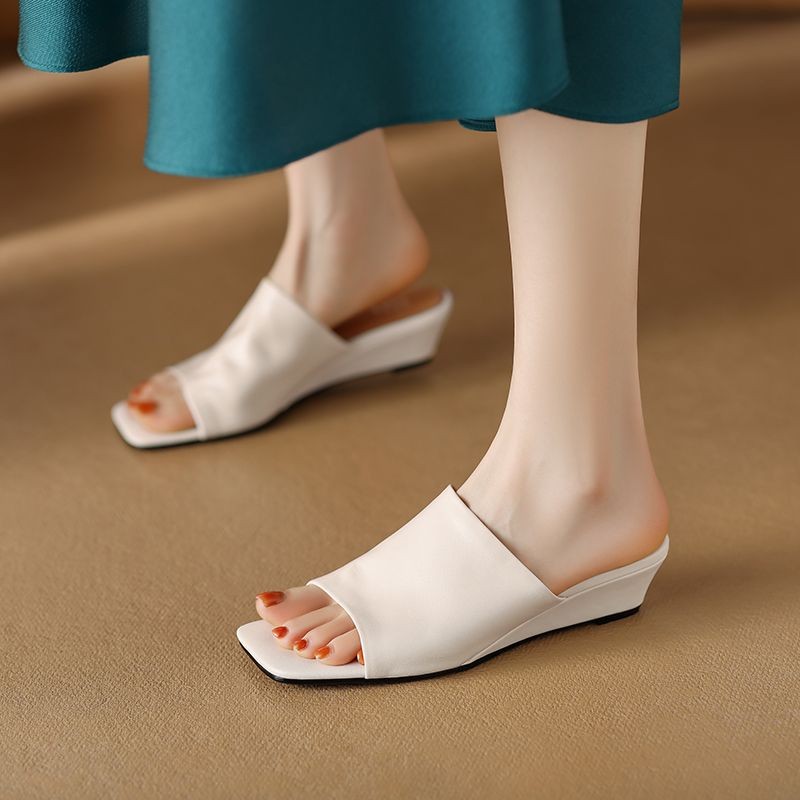 หนังนุ่มภาษาฝรั่งเศสคํา Minimalist สไตล์ Classy Square Toe เปิดนิ้วเท้ารองเท้าแตะผู้หญิงฤดูร้อนสวมใส่ด้านนอก 4.5 ซม.Wedge Heel แฟชั่น All-Match รองเท้าแตะ