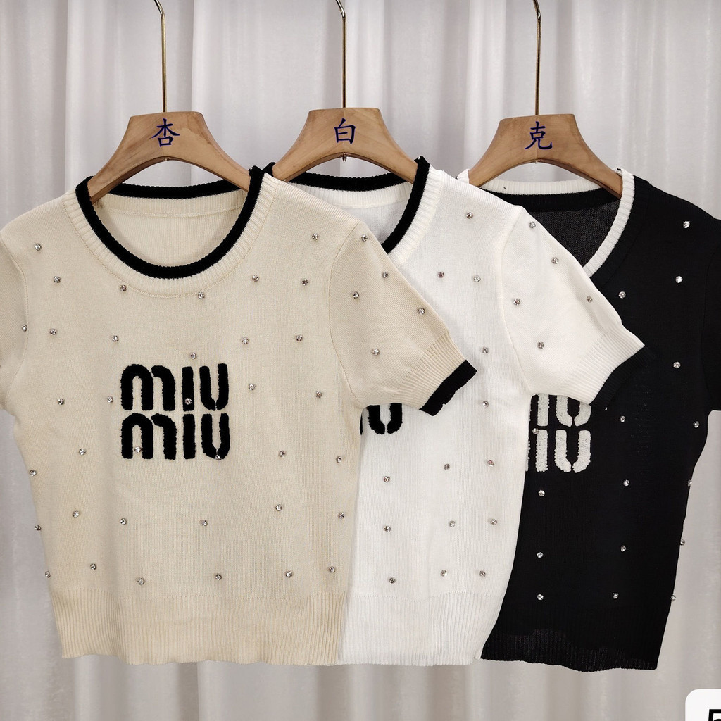 Miu MIU 2024 ฤดูใบไม้ผลิและฤดูร้อนใหม่ Full Nailed Pullover เสื้อกันหนาวแขนสั้นปักตัวอักษร Fashionabl