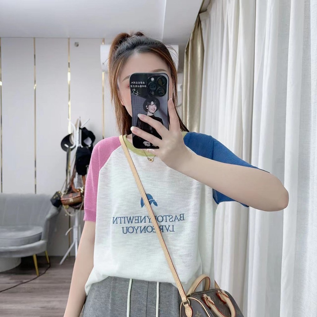 เสื้อยืดแขนสั้นผ้าฝ้ายแบมบูสีตัดกันพร้อมพิมพ์ลายหลวมด้านบน