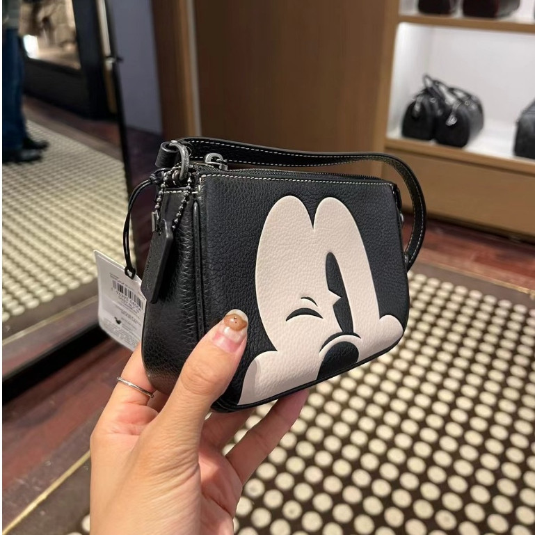 ♞พร้อมส่ง Outlet ปลอดภาษี ของ  Coach กระเป๋าสะพายข้าง Disney Collaboration Nolita 19 Series Mickey