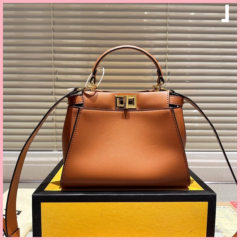 (จัดส่งรวดเร็ว) (พร้อมกล่อง) Fendi New Peekaboo Mini Handbag Womens Fashion and Elegant Cat Bag