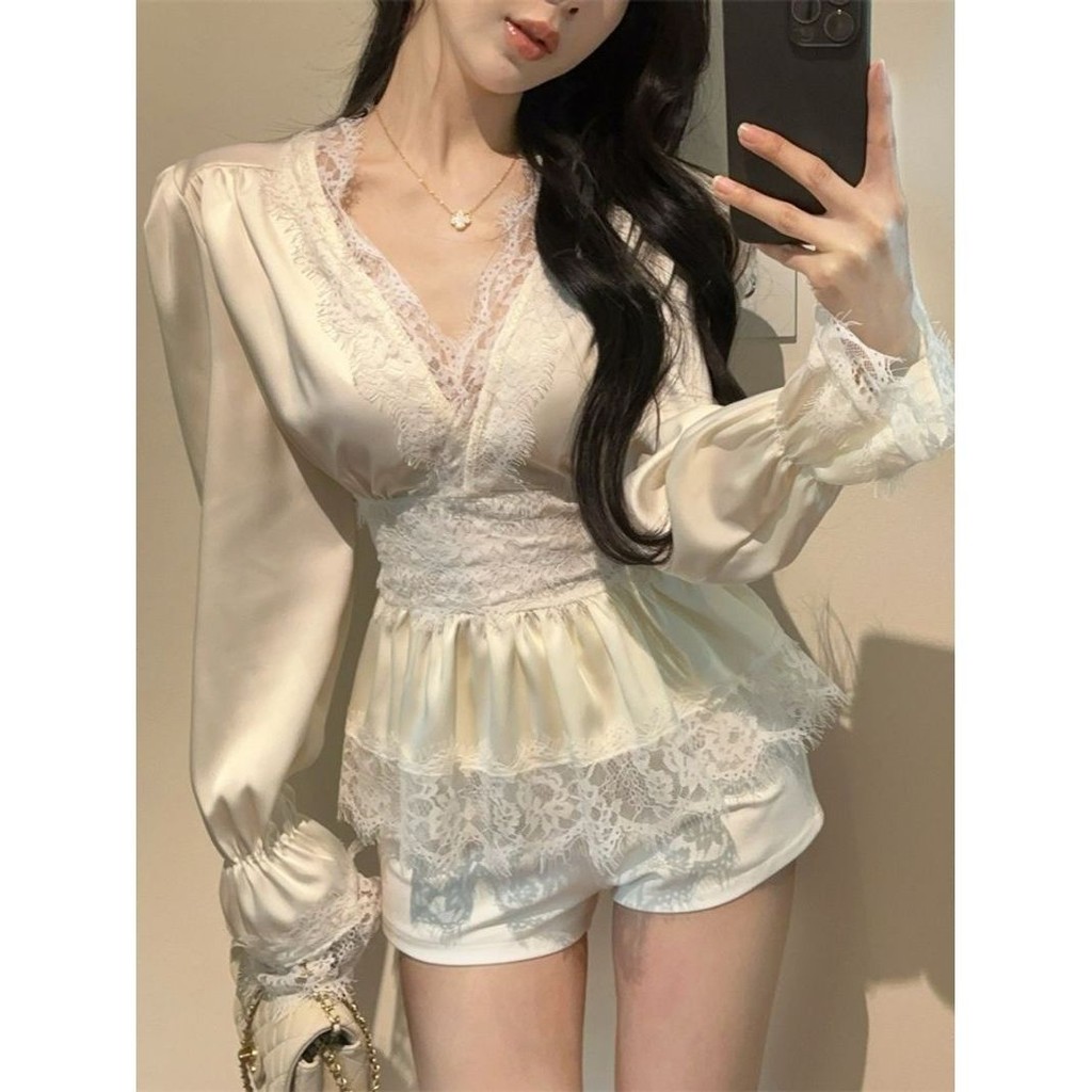 French Chic Hot Girl Lace v คอซาตินเสื้อหญิงออกแบบ Niche แคบ-เอวเสื้อแขนยาว