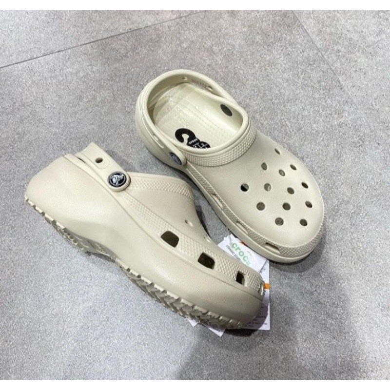 



 ♞,♘CROCS ️️ CLASSIC PLATFORM CLOG สีครีม Bone  สีนี้ฮิตฮอตมากก️*️