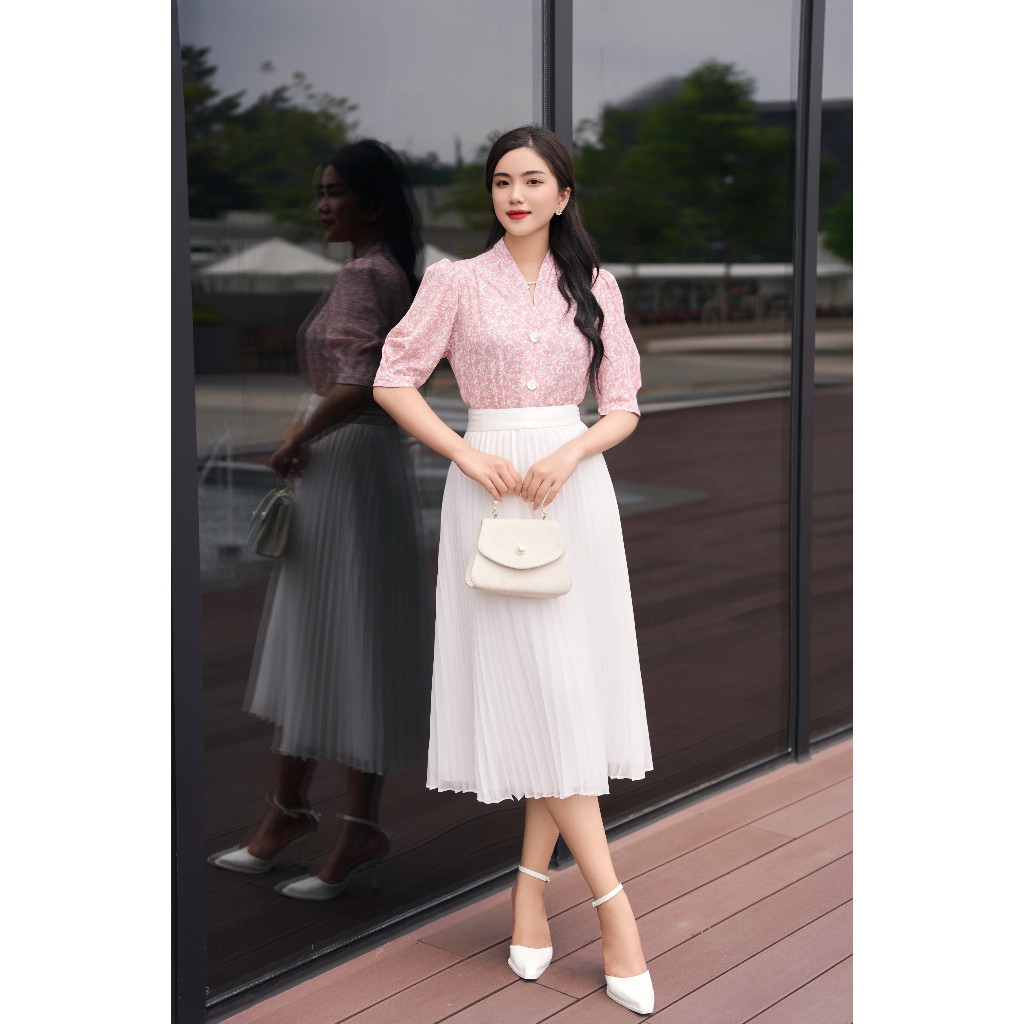 Charmilles Set แขนสั้นคอเปลือกตาสีชมพู + กระโปรงพลีทสีขาว 23MA214BO - 23MC058.2TR