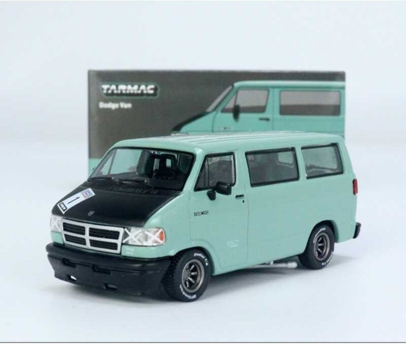 Tarmac Works TW 1:64 Dodge van No. 26 รถตู้ โมเดลรถโลหะผสมจําลอง