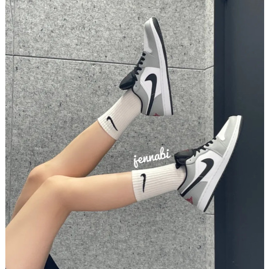 



 ♞,♘ของแท้ 100 % Nike Air Jordan 1 Low Light Smoke Grey สีเทา