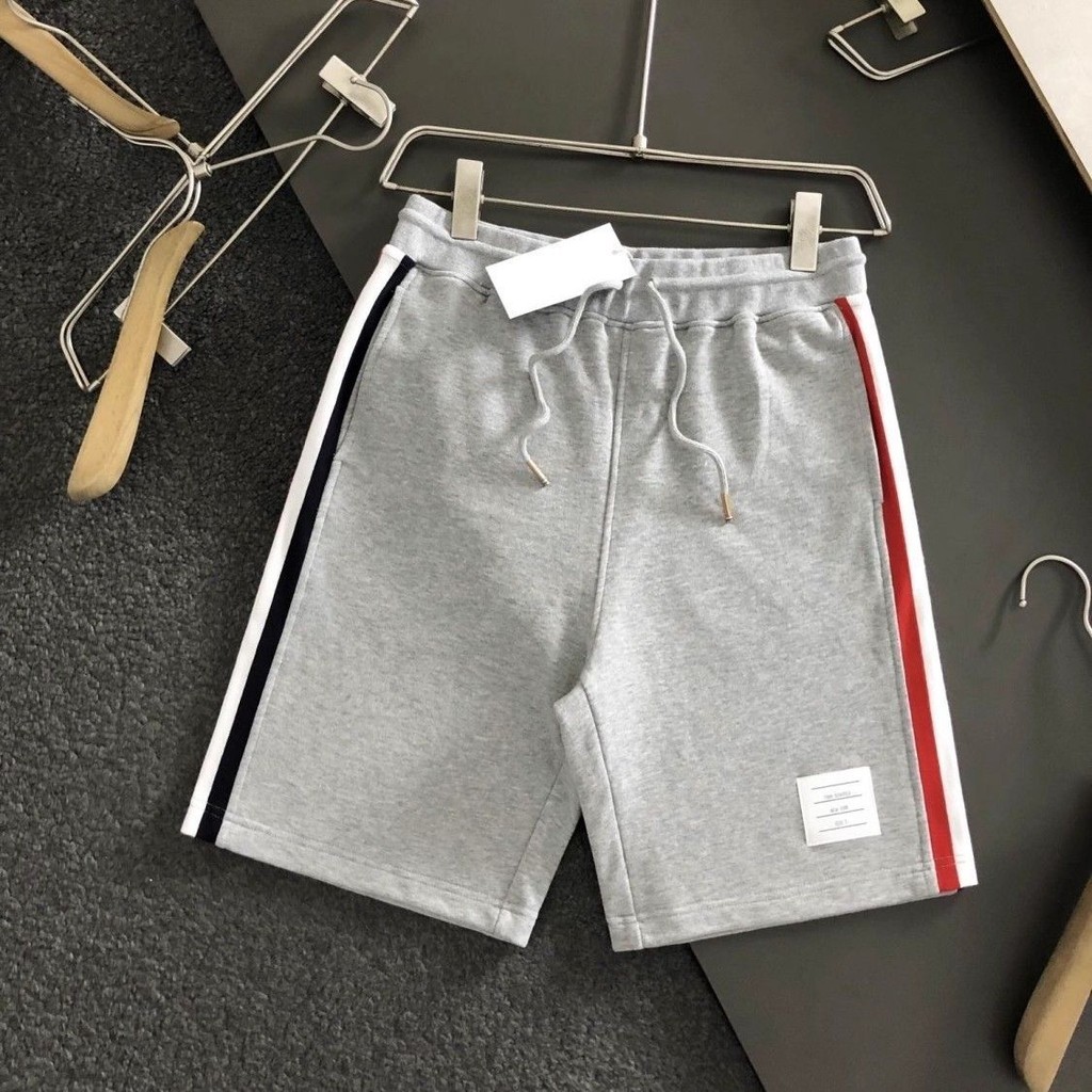 โรงงานขายส่ง THOM BROWNE Clearance แบรนด์อินเทรนด์ TB ลายอเมริกันสีทอสี่บาร์กางเกงขาสั้นผ้าฝ้ายผู้ชายและ Wome