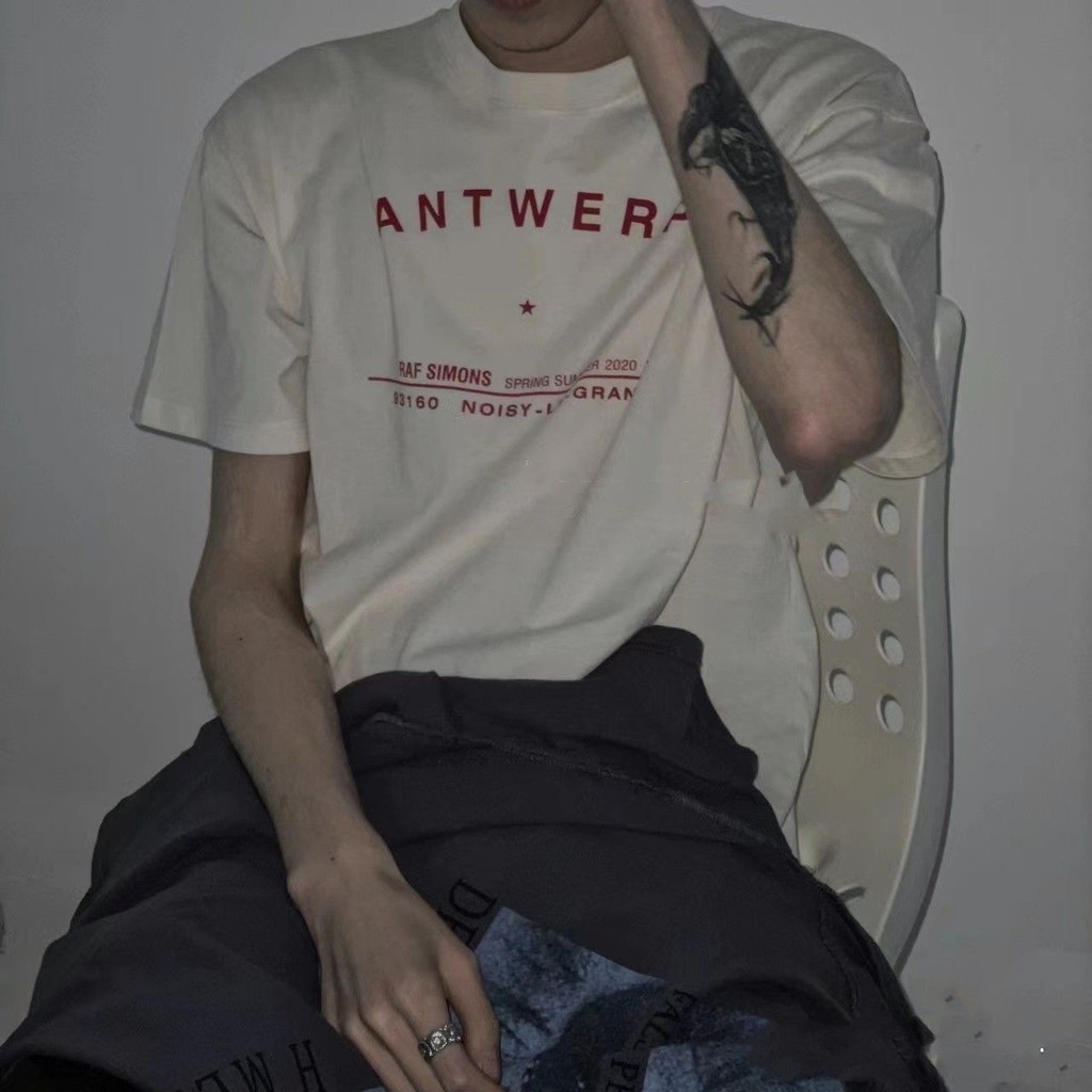 เสื ้ อยืดแขนสั ้ นพิมพ ์ ลายสโลแกนประวัติศาสตร ์ Raf Simons