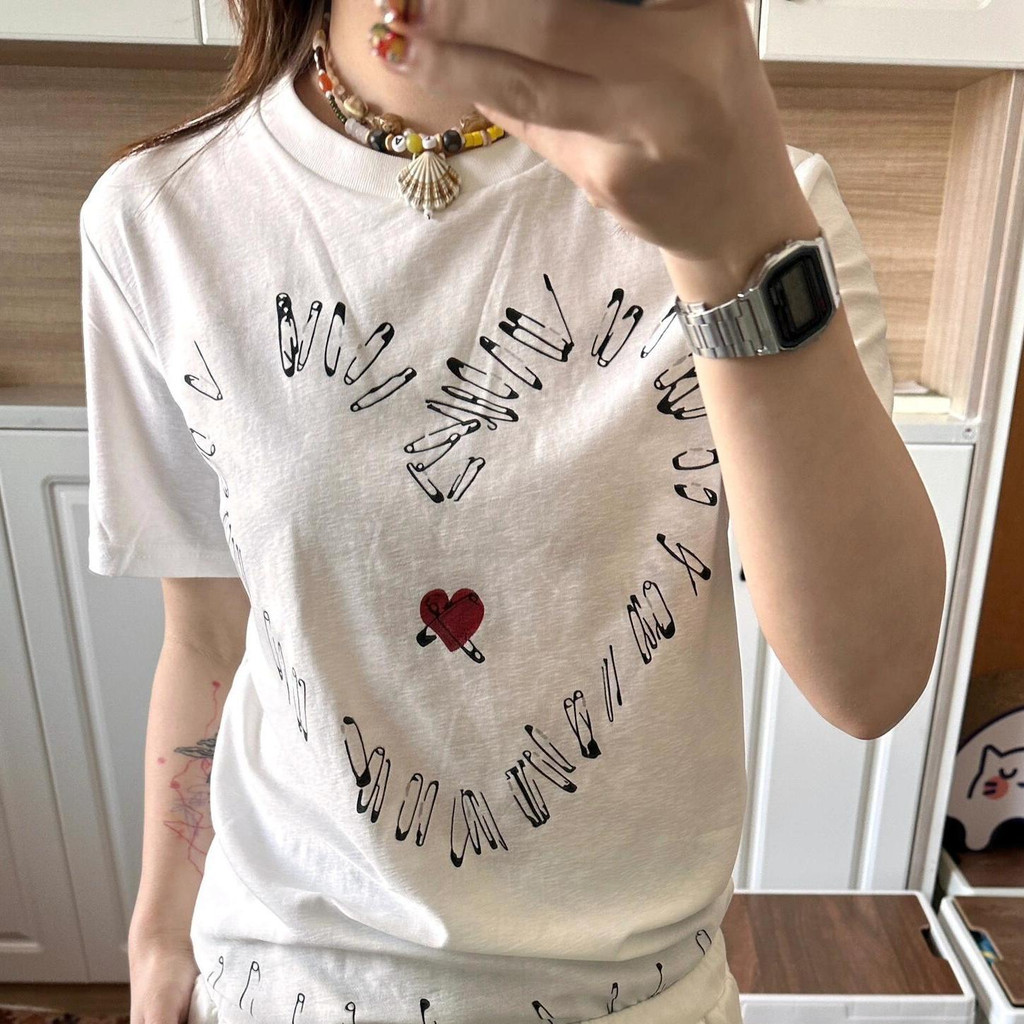 Shanmieleng Love Heart Pin พิมพ ์ Original Niche All-Match Slim-fit น ้ ําหนักเบาความรู ้ สึกน ้ ําแข ็ งรอบคอ Casual Unisex เสื ้ อยืด