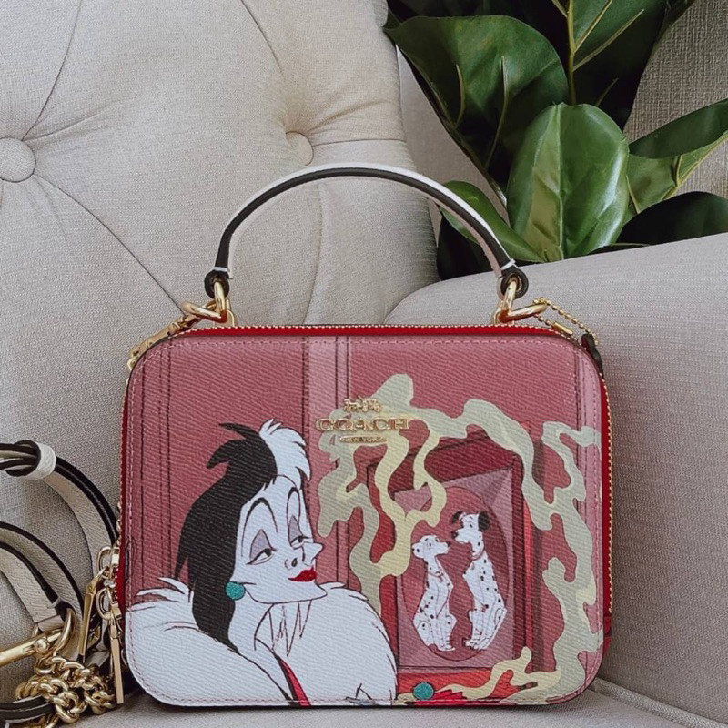 ♞,♘กระเป๋าสะพายข้าง Disney X Coach Box Crossbody With Cruella Motif CC377