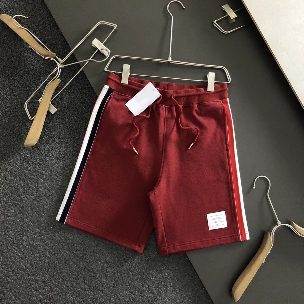 โรงงานขายส่ง THOM BROWNE Clearance แบรนด์อินเทรนด์ TB ลายอเมริกันสีทอสี่บาร์กางเกงขาสั้นผ้าฝ้ายผู้ชายและ Wome