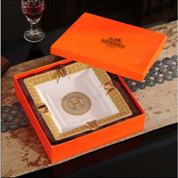 ที่เขี่ยบุหรี่ซิการ์ Bone China High-end H ขนาดใหญ่ซิการ์ Creative Simple Office ครัวเรือนเซรามิค