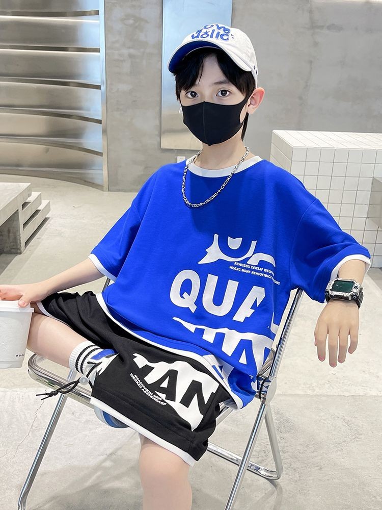 Akaki ชุดฤดูร้อนเด็กชาย 2024 เด็กใหม่ในช่วงฤดูร้อนเสื้อผ้าแขนสั้นสไตล์ฤดูร้อนหล่อและทันสมัยชุดสองช