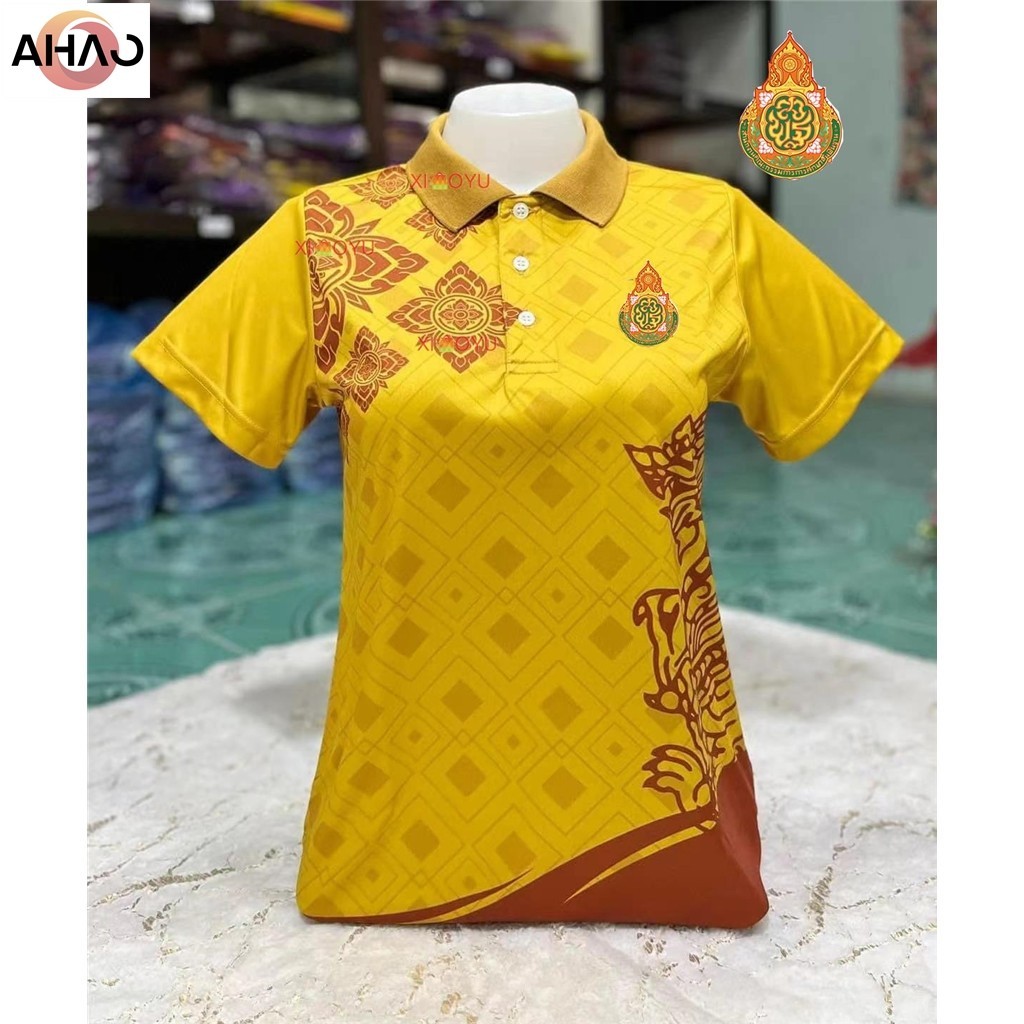 เสื้อโปโลสีเหลืองตัดกาแฟพิมพ์ลายไทย (เลือกตราหน่วยงานได้ สาธา สพฐ อปท และอื่นๆ)