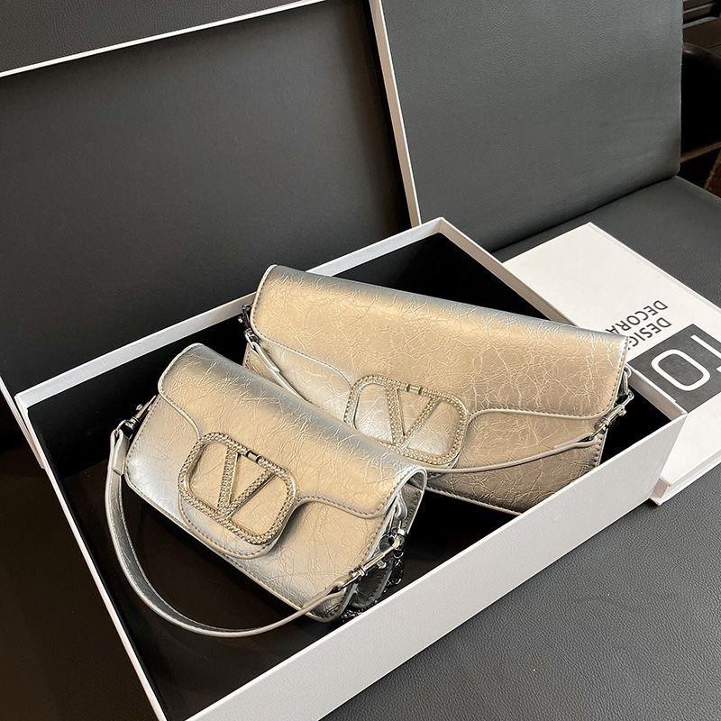 Valentino กระเป๋าสะพายไหล่ อเนกประสงค์ ประดับเพชร ดาว แต่งสายโซ่คล้อง แฟชั่นสําหรับสตรี 2023
