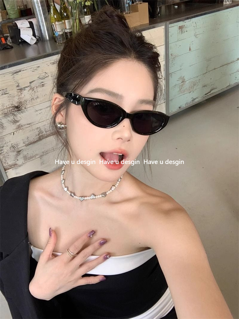 มี u desgin gm Cat Eye แว่นตากันแดดผู้หญิง American Retro กรอบแคบ 2024 สไตล์ใหม่ป้องกันรังสีอัลตราไวโอเลต High-End แว่นตากันแดดขนาดเล็ก