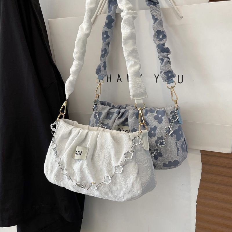 ♞,♘,♙The Pleated Shoulder Bag Looks Very Beautiful